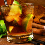 Cocktail di whisky e cola