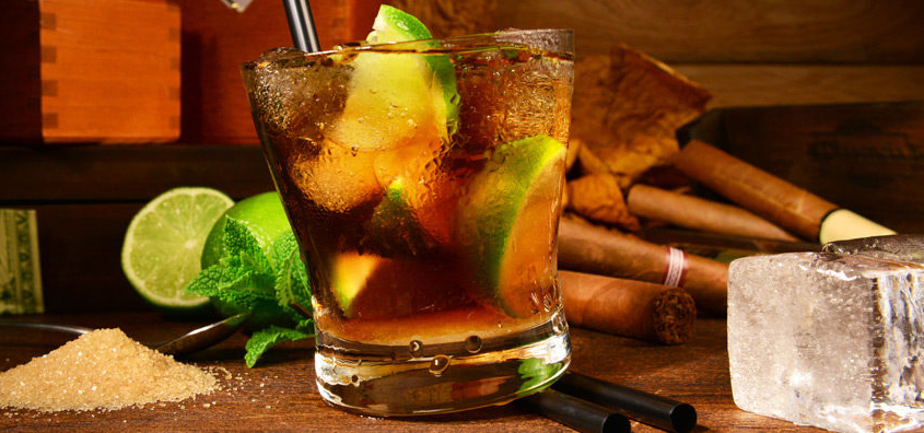 Cocktail di whisky e cola